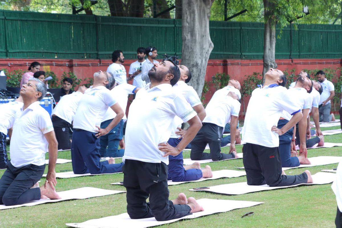 mpprataprao's tweet photo. It was an absolute honor to connect through the YouTube Live Stream and practice alongside millions of citizens in today's historic online yoga session. It is indeed a matter of great privilege to be part of this Guinness World Record journey with so many passionate yoga enthusiasts.

​Carrying forward the vision of Hon'ble Prime Minister Shri Narendra Modi Ji to spread wellness worldwide, the Ministry of Ayush and MDNIY have successfully achieved a historic milestone. By coming together under the theme 'Yoga for Healthy Ageing', we have reinforced the powerful message of health and unity. Let us carry this incredible energy forward to 21st June!
@moayush @nmpb1 @mdniy
@CCRAS_MoAyush @PIBMumbai
@PIBAYUSH
​#PMModi #PratapraoJadhav #GuinnessWorldRecord #IDY2026 #MinistryOfAyush #MDNIY #YogaForHealthyAgeing #InternationalDayOfYoga2026 #YogaMovement #YouTubeLive