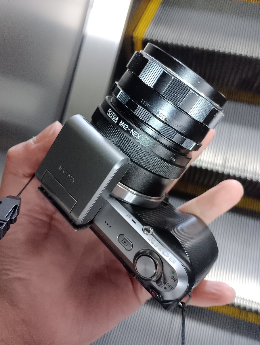 0832_create's tweet photo. いざ、TAKUMAR 35mm F3.5を共連れて #AKG29 へ！

「ちょっとちょっと、狭いんですけど？」「ですけど？」 https://t.co/wxXxkL2cFx