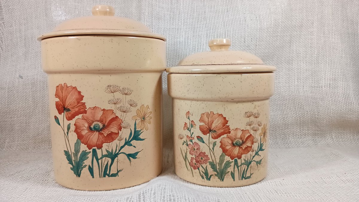 RetroRecollec's tweet photo. https://t.co/PSmAE7y1YR Poppy Wildflowers TreasureCraft Canister Set Retro 1980s kitchen storage with orange poppies, yellow daisies, and Queen Anne’s lace on speckled beige glaze. Made in USA, excellent vintage condition.
#VintageKitchen #TreasureCraft #RetroStorage https://t.co/8JPQuBVO0L