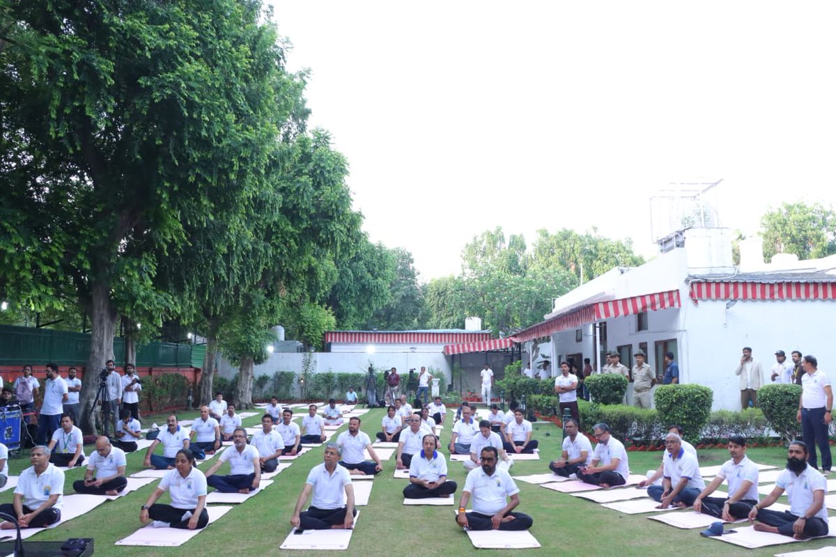mpprataprao's tweet photo. It was an absolute honor to connect through the YouTube Live Stream and practice alongside millions of citizens in today's historic online yoga session. It is indeed a matter of great privilege to be part of this Guinness World Record journey with so many passionate yoga enthusiasts.

​Carrying forward the vision of Hon'ble Prime Minister Shri Narendra Modi Ji to spread wellness worldwide, the Ministry of Ayush and MDNIY have successfully achieved a historic milestone. By coming together under the theme 'Yoga for Healthy Ageing', we have reinforced the powerful message of health and unity. Let us carry this incredible energy forward to 21st June!
@moayush @nmpb1 @mdniy
@CCRAS_MoAyush @PIBMumbai
@PIBAYUSH
​#PMModi #PratapraoJadhav #GuinnessWorldRecord #IDY2026 #MinistryOfAyush #MDNIY #YogaForHealthyAgeing #InternationalDayOfYoga2026 #YogaMovement #YouTubeLive