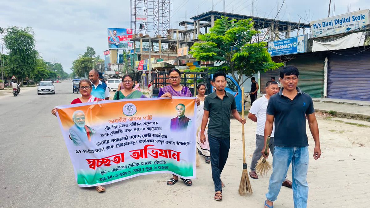 BJP4DhemajiDist's tweet photo. “১২ বছৰৰ বিশ্বাস, বিকাশ আৰু জনকল্যাণ” উপলক্ষে আজি  জিলা সমিতিৰ উদ্যোগত ধেমাজি নগৰ মণ্ডলৰ সহযোগত নলনিপাম দৈনিক বজাৰত স্বচ্ছতা অভিযান অনুষ্ঠিত কৰে।
কাৰ্যসূচীত অংশগ্ৰহণ কৰে সভানেত্ৰী শ্ৰীযুক্তা ৰূপা কামান সহিতে জিলা বিষয়ববীয়া সকল ধেমাজি নগৰ মণ্ডলৰ সভাপতি শ্ৰীযুত বলিন গগৈ । https://t.co/QU9ZHVFHmF