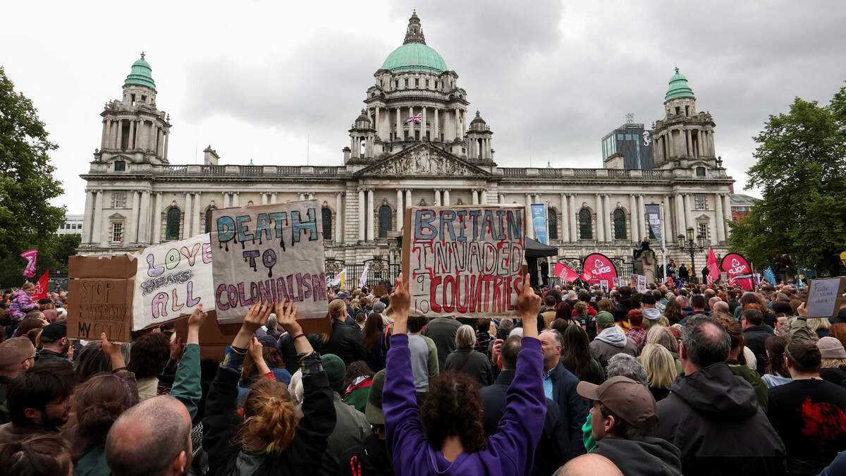 hbvl's tweet photo. Duizenden op antiracismebetoging in Belfast na rellen: “Racisten trap het af” https://t.co/kCgR5Ri6Zo https://t.co/oTxfpzy7uM
