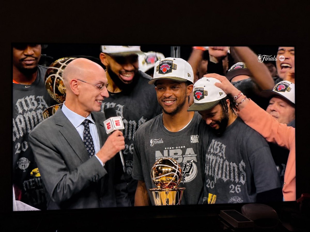 xlFaMelx's tweet photo. @spurs @FrostBank what’s fox doing in the knicks huddle https://t.co/m5mLBq9oBQ