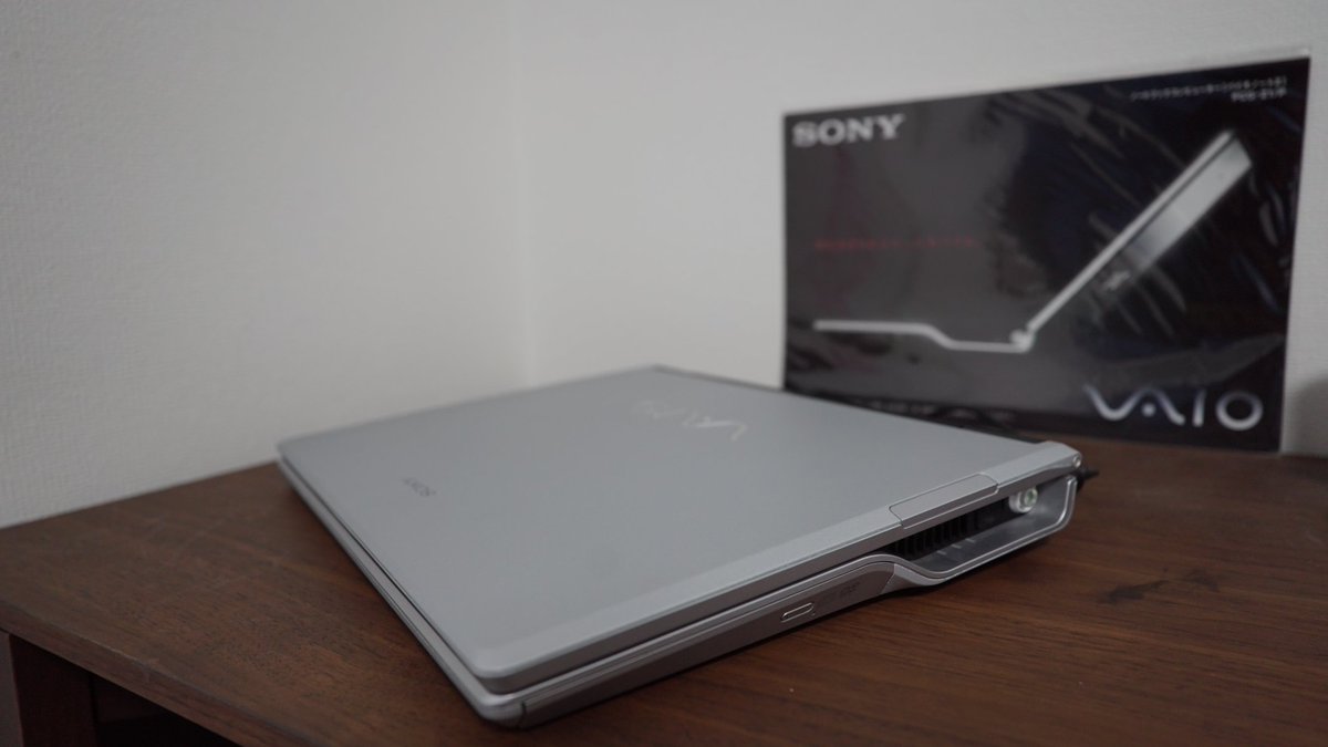 coma4690's tweet photo. 23年前の今日発売、初代 #VAIO ノートZの夏モデルPCG-Z1R/P。先行の春モデルは買えなかったものの、この象徴的で美しいサイドラインに惹かれ、3ヶ月delayでなんとか購入。懐かしのPentium M-1.5GHz、Centrinoマシン。そしてCMが熱かった。「すべてのモバイルが嫉妬する。」 https://t.co/Ms1eVfmTfY