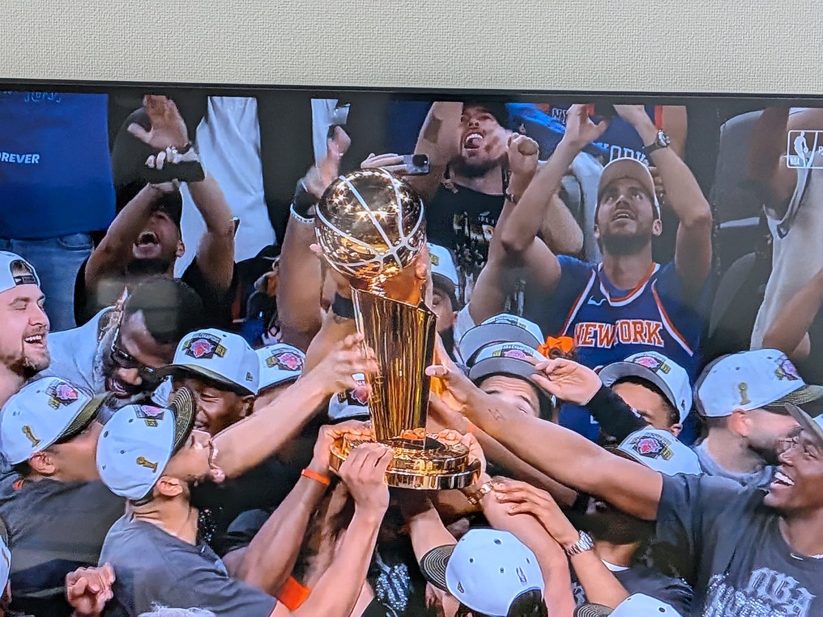 richa_fx's tweet photo. NBAファイナル
スパーズVSニックス
1-4でニックスがプレーオフ優勝！🎉

FMVPはブランソン！（今日45得点）

今年のプレーオフ、特にファイナルは接戦多くて特に面白かったなぁー！

チーム層の厚さもだけどブランソンとOGアヌノビーがひたすら良すぎた💪

スパーズはとりあえず来季フィジカルに戦えるインサイド補強必要なのとフォックスの部分をどうにかしないと厳しいかな…？