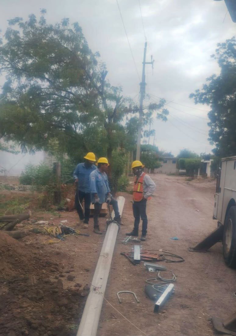 CFEmx's tweet photo. ⚡Seguimos trabajando por la electrificación de todas las regiones del país; como parte del programa de #JusticiaEnergética, por instrucciones de la Directora General @EmiliaCallejaA, de acuerdo a la política de la Presidenta @Claudiashein y de la Secretaria de Energía, @LuzElena_GE, en las comunidades de La Chilla, Costa Rica y Los Huizaches, en Culiacán, Sinaloa, la CFE realizó obras de electrificación que incluyeron la instalación de postes, transformadores y muretes, en beneficio de las familias de la región.

#PlanMaestroSinaloa