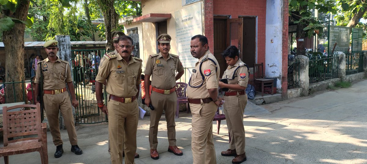 balrampurpolice's tweet photo. #BalrampurPolice
#AddlSP द्वारा उ०प्र० लोक सेवा आयोग द्वारा आयोजित राजकीय इण्टर कॉलेज प्रवक्ता परीक्षा के विभिन्न परीक्षा केन्द्रों का किया गया निरीक्षण, सुरक्षा एवं निष्पक्षता सुनिश्चित करने हेतु संबंधित अधिकारियों को दिए गए आवश्यक दिशा-निर्देश। https://t.co/ryLLIP9AgT