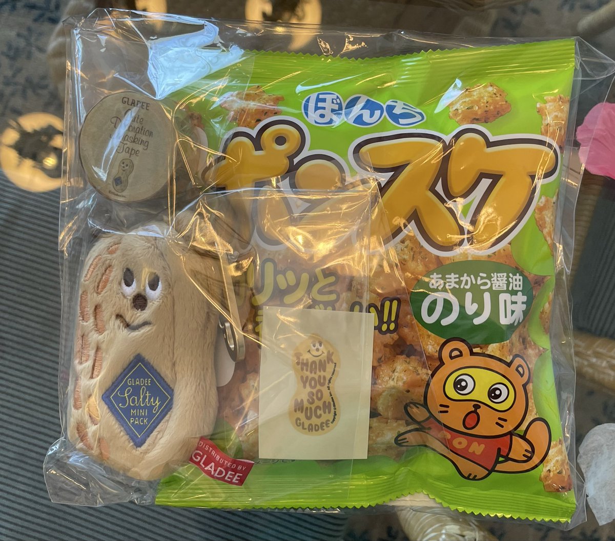 gunta_aa's tweet photo. ピーナッツとたぬきのプレゼントをもらってうれしい！うれしーい！！((💃)) https://t.co/dKQfY4fmlQ