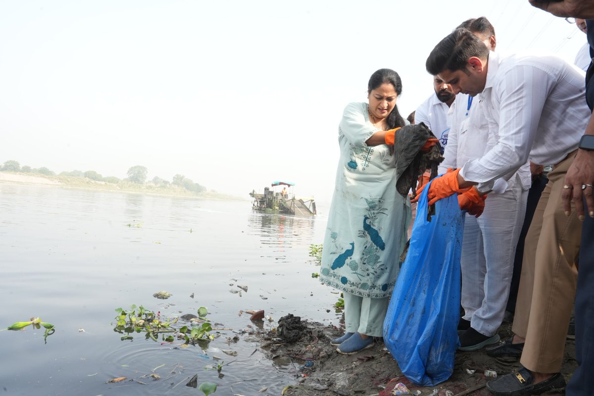 BJP4Delhi's tweet photo. मुख्यमंत्री श्रीमती @gupta_rekha ने गीता कॉलोनी स्थित यमुना घाट पर यमुना सफाई में श्रमदान किया।

#SwachhYamunaMeraKartavya https://t.co/duCV9O1yeh