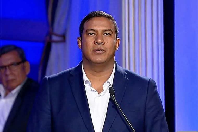 Juanpablovil3's tweet photo. 🔴 Ernesto Zunini, integrante del equipo técnico de JP, abandonó el local partidario sin brindar declaraciones a la prensa. Durante su salida, su personal de seguridad agredió a Edgar Aguilar, reportero de Panamericana TV.

REPUDIO A ESTE HDP 👇. https://t.co/gdPN1Hv3jI