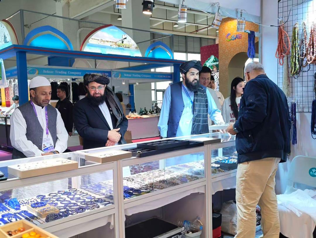 beijing_embassy's tweet photo. په چین کې د ا.ا.ا سفیر مولوي بلال کریمي د چین ـ جنوبي اسیا لسم نندارتون کې له افغان سوداگرو سره وليدل.

کريمي صاحب د افغان سوداگرو د فعال حضور ستاینه وکړه، د سفارت له اړخه يې د بشپړ ملاتړ ډاډ ورکړ او هم يې د سوداگریزو همکاریو د پراختیا پر دوامداره هڅو ټینگار وکړ.
۱/۲ https://t.co/wmvniPO5rk
