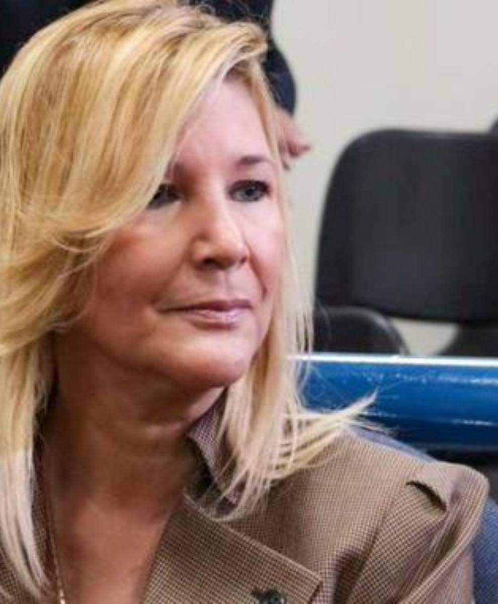 ElTrompudo2022's tweet photo. 🚨 LA MAL LLAMADA "JUSTICIA" DEL DICTADOR #BUKELE...

👉 A Ligia de Saca, mujer de Tony Saca y tía de la "Coyota" Michelle Sol, Ministra de Vivienda, la dejaron libre a pesar  de haber lavado 17 millones de dólares robados de las arcas del Estado salvadoreño. Su marido Tony robó 300 millones.

👉 A Ruth Eleonora López la mantienen encarcelada injustamente por denunciar ese tipo de corrupción.
