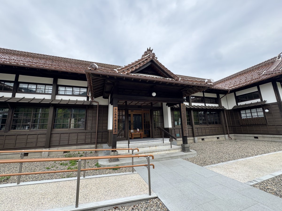 eco594's tweet photo. 津和野町役場津和野庁舎（旧津和野町役場）
国登録有形文化財の木造庁舎で、なんと現役らしい。 https://t.co/928F9npd3d