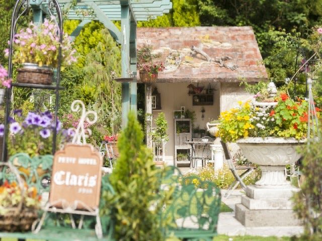 travelroad5's tweet photo. 【一生に一度は泊まりたいホテル】

伊豆高原の閑静な別荘地で全てのお部屋が露天風呂付き！草花に包まれた丘に佇む｢小さな森のオーベルジュ 花の森クラリス｣✨

バスケットで部屋に届く朝食をお花いっぱいの庭園で食べることができ、アンティーク好きにもオススメです！ https://t.co/AUzEDZLWaP