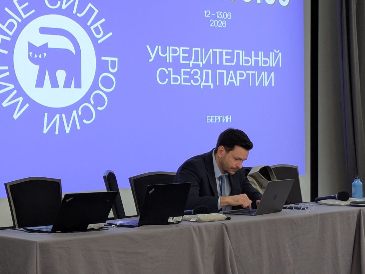 agents_media's tweet photo. Итальянская забастовка, Яшин в образе Беглова и основатель «Рольфа» в политсовете: как создавали первую партию российской оппозиции в изгнании

В субботу поздно вечером в Берлине завершился двухдневный учредительный съезд партии Ильи Яшина. В первый день работу съезда фактически парализовали разногласия. Их результатом стала смена первоначального названия – вместо «Мирных сил России» она будет называться «Мирной Россией». Лишь на второй день удалось выбрать заместителей председателя партии. У партии появился и политсовет, в который вошли в том числе бывший исполнительный директор «Фонда борьбы с коррупцией» Владимир Ашурков и основатель «Рольфа» Сергей Петров.

Разногласия. Для журналистов был открыт только второй день съезда. Вероятно, так организаторы хотели скрыть шероховатости при создании партии, но серьезные разногласия стали очевидны журналистам практически сразу. «Скажу прямо, вчера президиуму не удалось собрать нас в команду, не удалось организовать командную работу, – заявил с трибуны политический активист Александр Менюков, баллотировавшийся в заместители председателя партии. – А ведь это именно то, чем мы должны заниматься здесь, чем должен заниматься председатель партии. Он должен быть не царем».

▪️Накануне на съезде был избран лидер – им стал Илья Яшин. Тогда же должны были избрать заместителей председателя, однако в итоге этого сделать не удалось, хотя съезд и продолжался до 22 часов, рассказал «Агентству» один из делегатов. Вносились десятки поправок, а происходящее напоминало итальянскую забастовку, рассказал «Агентству» другой делегат. В оппозиции оказались один из инициаторов партии Максим Резник и активисты движения «Весна», рассказали несколько собеседников. Из примерно 100 делегатов съезда с «Весной» была связана примерно пятая часть, сказал один из источ��иков.

▪️Выступавшая следом за Менюковым бывший муниципальный депутат Ольга Подольская также критиковала Яшина: «Илья нас пригласил и сказал, что будет новая партия, мы не хотим ничего вождистского, мы не хотим, как в “Яблоке”. Однако вы видите: вам раздали на руки списки, кого Илья видел бы своими помощниками».

▪️��дин из инициаторов партии Максим Резник, у которого на этой неделе возник конфликт с Яшиным (Резник настаивал на менее централизованной системе с сопредседателями), высказался еще жестче.

▪️Цитата: «Сейчас я буду говорить недобрые слова Илье, – предупредил Резник.  – Сейчас я хочу его сравнить вот с чем. 12 января 2021 года (вероятно, речь идет о 2019 годе, – «Агентство») я вышел на трибуну петербургского парламента. Туда пришел тогда исполняющий обязанности губернатора [Александр] Беглов, который сказал: вот мои кандидаты в заместители. Я сказал: уважаемый Александр Дмитриевич, я не буду голосовать ни за одного из ваших кандидатов, просто потому что вы не подходите нашему городу. И вот после чего он сбежал, и Навальный назвал его Сбегловым. Я не буду поддерживать кандидатов, которых выдвинул Яшин, кроме Котеночкиной».

▪️В итоге заместителями председателя партии избраны Котеночкина, которая входила вместе с Яшиным в совет депутатов Красносельского района Москвы, представительница французской ассоциации  Russie-Libertés Ольга Прокопьева и бывший муниципальный кандидат из Санкт-Петербурга Константин Косов.

Политсовет. После избрания заместителей съезд занялся обсуждением кандидатур в политсовет. Среди тех, кого предложил Яшин, оказались основатель «Рольфа» Сергей Петров и бывший исполнительный директор ФБК Владимир Ашурков. Самые большие споры вызвала кандидатура Ашуркова, который, в отличие от Петрова, на съезд не приехал, а прислал видеообращение. В нем финансист сказал, что участвовал в нескольких попытках построить партию и надеется, что его опыт может быть полезен.

▪️Петров заявил, что изначально видел свою миссию в том, чтобы «сдержать мощные лидерские тенденции», но теперь он видит, что есть прекрасная группа, которая справится с этим без него. При этом он призвал не голосовать по принципу «молодые/старые», «черные/белые», «женщины/мужчины», а думать о том, как будет работать организация. «Нам хоть раз надо показать, что мы можем создать организацию, и она может функционировать. Если мы разойдемся через год, мы все будем выглядеть как мокрые пудели», – сказал Петров.

▪️Одним из самых ярких выступлений стала речь Залины Маршенкуловой. «Все последние 10 лет я занимаюсь просвещением. Я написала книгу, которая запрещена в России за оскорбление путинских традиционных тюремных ценностей. Я легализовала в России куннилингус… На меня готовят еще одну уголовку». Заниматься просветительством Маршенкулова намерена и в политсовете.

▪️Еще один кандидат в политсовет, исследователь z-сообщества Иван Филиппов сказал, что в этом году для оппозиции открылось окно возможностей, причем его открыла сама админи��трация президента, ФСБ и Путин. «Впервые за 26 лет у оппозиции и людей «по ту сторону баррикад» больше общего, чем разного», – сказал Филиппов. Он считает, что нужно начать говорить с политическими оппонентами: с теми, кто голосовал за Путина, кричал «Крым наш», возможно, поддерживал войну.

▪️В итоге в центральный политсовет прошли 25 человек, в том числе экс-глава штаба Навального в Томске Ксения Фадеева, правозащитник Сергей Давидис, Залина Маршенкулова, активистка Дарья Серенко, Иван Филиппов, Максим Резник, Владимир Ашурков, Сергей Петров.

▪️Петров сказал «Агентству», что пока не знает, будет ли он работать на этом посту, но назвал это «маловероятным». «Изначально, я хотел балансировать чрезмерную яшенизацию, но в результате большой оппозиционности съезда необходимость отпала. Надо еще внутри обсудить», – сказал бизнесмен.

Гости. В зале оказался один из лидеров ФБК Леонид Волков. В разговорах с ним Яшин провел несколько перерывов. Позднее Волков выступил с небольшой речью перед собравшимся. Он сказал, что пришел как гость, чтобы понять, что это такое. По словам Волкова, его «ужасно обрадовало», что партия не соблюдает свой регламент и не успела провести часть процедур вчера в закрытой части, потому что благодаря этому он смог послушать выступления кандидатов. «Если кому-то здесь кажется, что у вас происходит что-то ненормальное, спешу вас расстроить, у вас происходит совершенно нормальный, живой политический процесс», – сказал Волков.

▪️Еще одним гостем стал политтехноло�� и галерист Марат Гельман. На съезде он представлял другую российскую оппозиционную структуру – Антивоенный комитет, связанный с Михаилом Ходорковским. По словам Гельмана, Антивоенный комитет приветствует появление партии. Он уточнил, что создаваемая партия отличается от уже существующих структур: «Ни мы, ни кто другой не предполагают вовлечения в политику большого ��оличества людей». В результате в руководящих органах новой партии оказались и сторонники Навального, и представители Антивоенного комитета.

▪️Название «Мирные силы России» Гельман считает более удачным, чем «Мирная Россия». «Мирный» часто ассоциируется со слабостью, а «мирные силы» ломают этот шаблон, полагает политтехнолог. Выбор кота в качестве символа Гельман считает удачным, поскольку это выглядит как противопоставление медведю «Единой России» и аналогия с американскими ослом и слоном. При этом сам рисунок, по мнению политтехнолога, нуждает��я в доработке, сказал он «Агентству».

Что дальше? Завершая съезд, Яшин заявил, что съезд опроверг, что «Яшин создает партию своего имени», и сказал, что теперь предстоит создавать большую партийную структуру, и партийные ячейки должны появиться в городах, в которых проживают делегаты.

▪️Яшин сказал, что участники собрались для того, чтобы «бросить вызов» Владимиру Путину, отобрать власть у «этих негодяев» и вернуться домой — к своим близким, друзьям, дворам, в которых выросли: «Это партия первого рейса, это партия смелых людей, это партия людей, которые своими собственными руками создадут ту самую прекрасную Россию будущего».