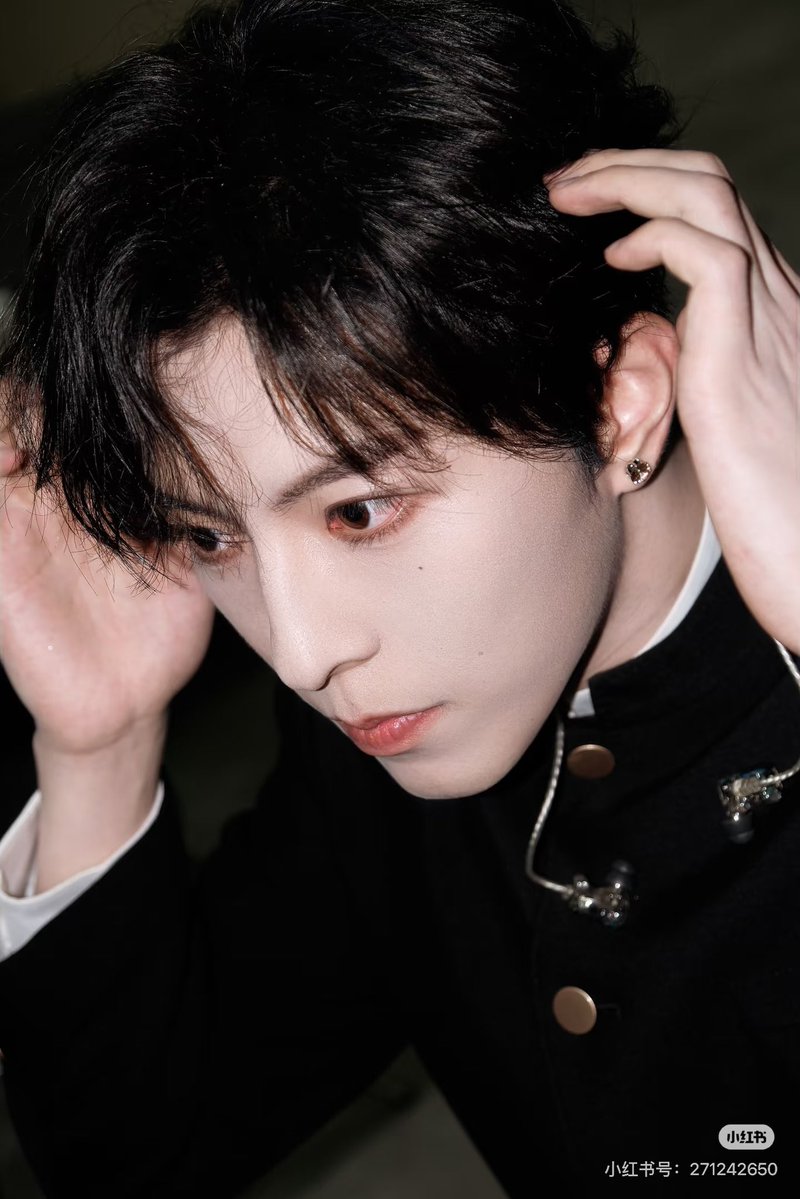 Maymns___'s tweet photo. คือนี่ชอบพี่ชิวมุมข้างมากกกๆๆ มานดูแบบน่ารัก ดูหล่อ ปากนิดจมูกหน่อยจริงๆอะ คือให้เลยล่ะคนที่น่ารักขนาดนี้ https://t.co/VC4wWZsMVk