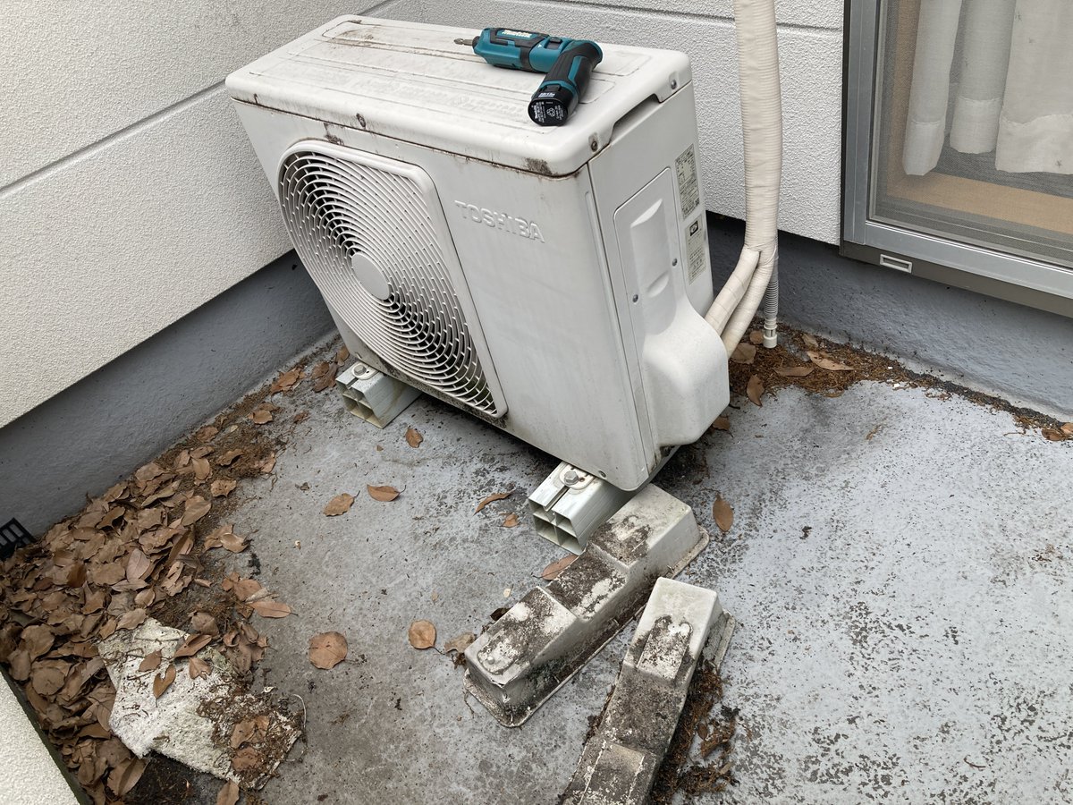 degochi's tweet photo. エアコン室外機の台が劣化して割れてガタガタ音が出てたので、今回買い替えて廃棄しそうになっていた丈夫な台を流用して交換しました。
工事士のお兄さんと話したら割れるのは安い100円の台で、ちゃんとしたこの台は600円ほどとのこと。今はナフサ不足の関係で物流減ってるらしく流用は良い判断らしい https://t.co/vdMsknX30C