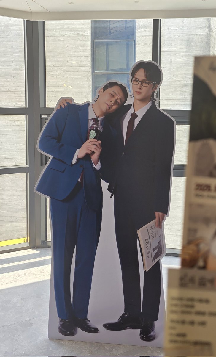 Hi_n_Light's tweet photo. 내마음이 두준두준 닉네임으로 커피주문하고
노란 뽀짝 귀염 유치원생으로 변하기도하고
열정적으로 망인을 위해 수많은 변호를 하는
잘생긴 진기한 변호사님역에 딱인 손동운💜
통통튀고 귀엽고 웃기고 감동까지... 
20일에 또 만나ㅎㅎ 💜

#하이라이트 #비스트 #손동운 
#서울예술단 #신과함께 https://t.co/15YUfEiPTJ