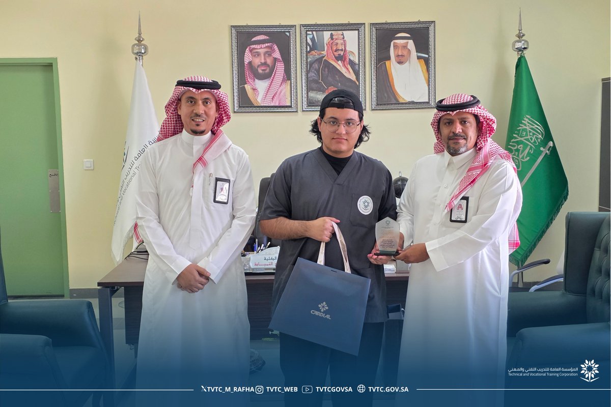 tvtc_m_rafha's tweet photo. كرّم سعادة عميد الكلية عدداً من المتدربين المتميزين في مجال شبكات الحاسب بقسم الحاسب وتقنية المعلومات، وذلك تقديراً لتفوقهم الأكاديمي وجهودهم الملموسة، ومشاركتهم الفاعلة ضمن فريق “سند” التطوعي للدعم الفني.

ويأتي هذا التكريم تحفيزاً لهم لمواصلة التميز والإبداع.

#التدريب_التقني https://t.co/4urr9bIVYM