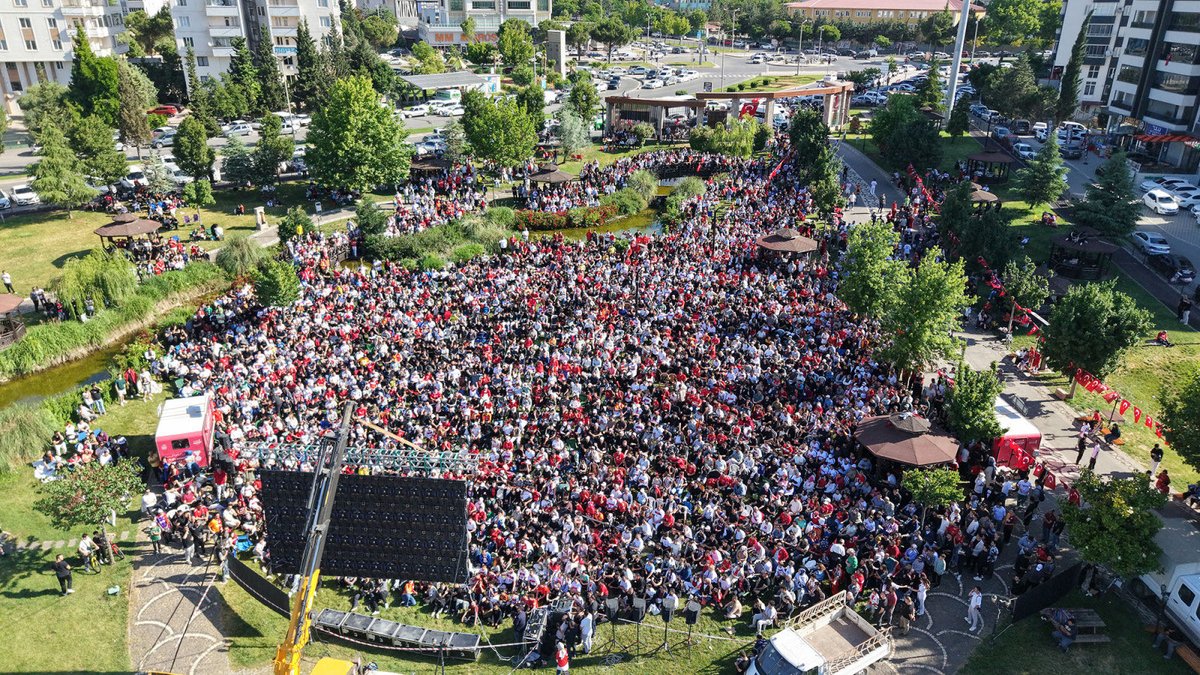 buyuksehirkm's tweet photo. Tek yürek 🇹🇷

Bu güzel atmosferi paylaşan tüm hemşehrilerimize teşekkür ediyoruz. ♥️🤍 https://t.co/TYtmKW9dLg