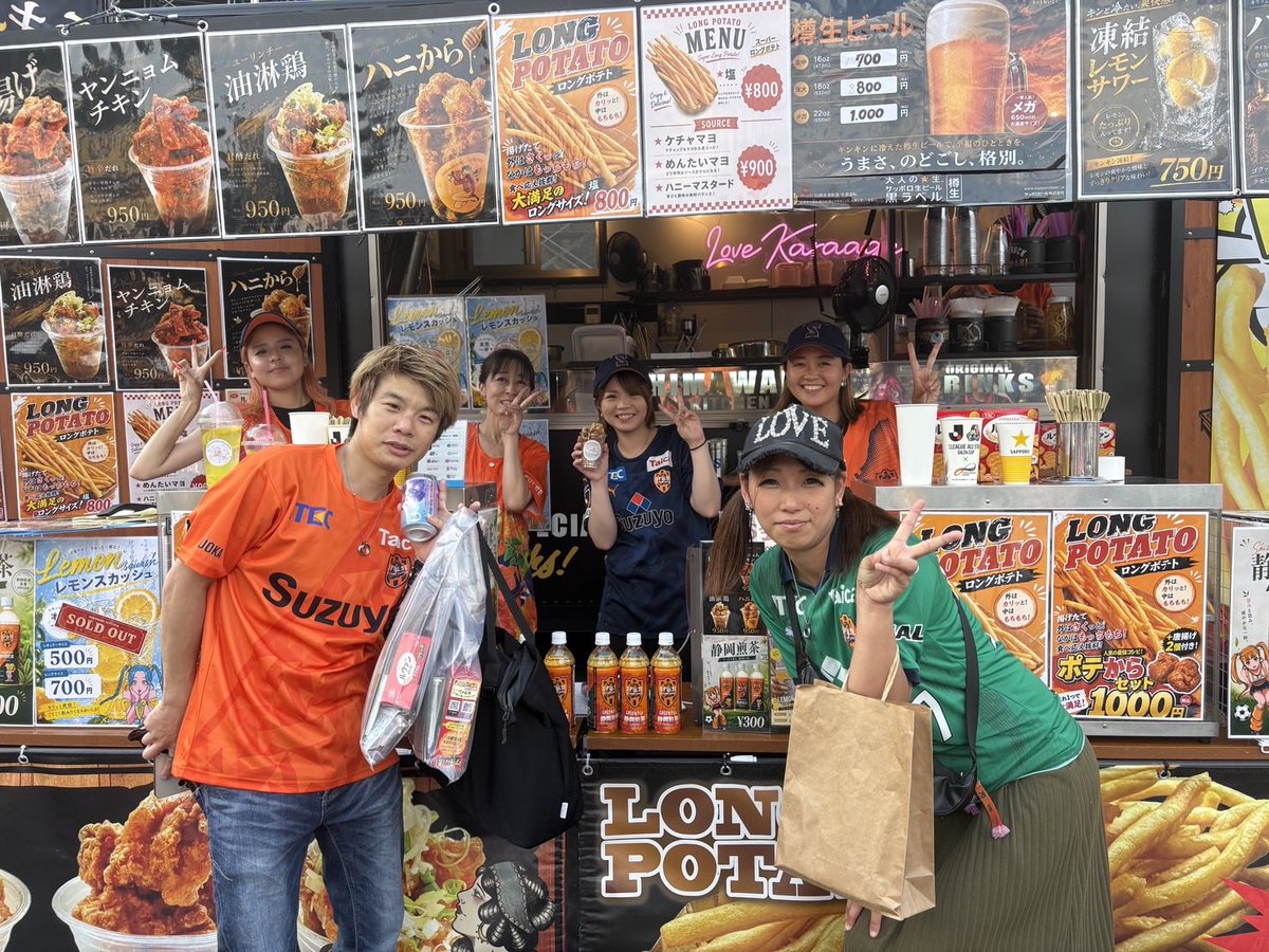 ryumama04's tweet photo. Jリーグオールスターめっちゃ楽しかったなー！！
アイスタグルメでお馴染みのひまわりキッチンが出店してたから今回お客さんとして遊びに行ってきた！
いつ食べても美味しい唐揚げ♡めっちゃ最高♡
お酒にも合うし何食べても美味しい❤️
メニューに悩むー
#Jリーグオールスター
#国立 https://t.co/lYGtX3eCk7