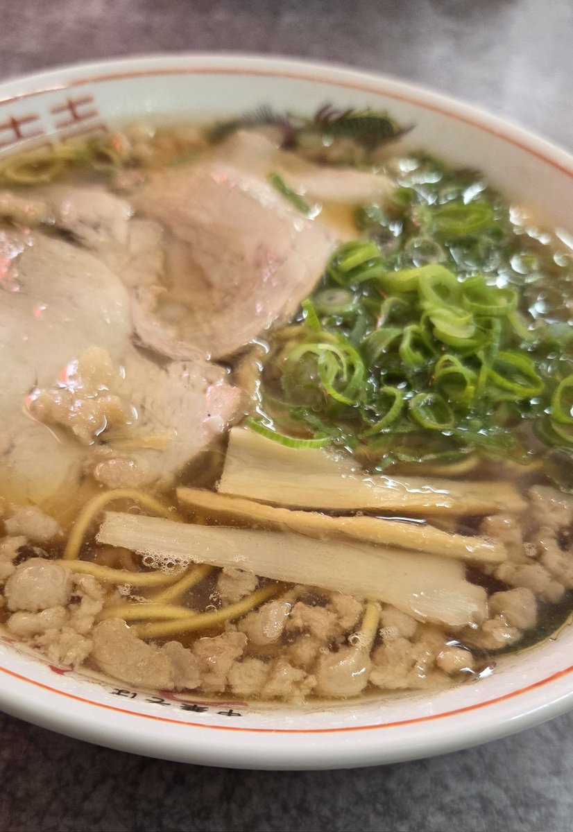inage44's tweet photo. 親の通院へ付き添いに行く途中
ずっと何処にあるのか気になっていたラーメン屋さんを発見
#尾道ラーメン の老舗 #つたふじ さんの福山支店
付き添い後に行くんは…ま、いっか
というわけで初入店
そうそう！背脂はこれぐらい入ってないといけんよぉ
背脂は具の一つですから！
#HITひろしま観光大使 https://t.co/cqNAvpJewP
