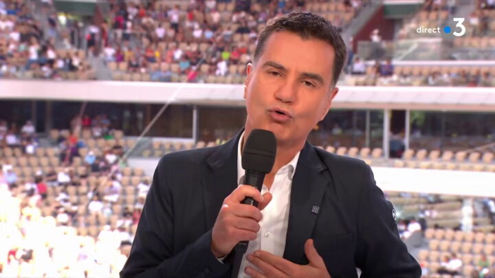 Raypeaa's tweet photo. Bonjour à toutes et à tous, on se retrouve aujourd'hui pour la suite de cette belle coupe du monde de football... *sourire* Micka vous semblez avoir passé une courte nuit, vous êtes sûr de pouvoir lancer le jeu dans quelques instants ? *rire diplomatique* On va retrouver Fabien Lévêque qui est en direct des Etats-Unis pour vous commenter ce magnifique Allemagne - Curaçao, buvez avec modération Fabien ! *fou rire solo* Mais avant, nous avons préparé un reportage sur Florian Fritz de Liverpool ainsi que la légende Bastian Schwa... Scho... Chouwi... Schumacher ! Un reportage de Gaël Robic, images... *cafouillage son image*
