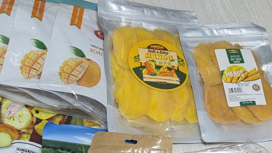 data_study's tweet photo. 🥭 말린과일 & 견과류 구매리스트

 - 건망고 (아무거나 사도 맛있다)
➡️ 내가 먹을거 : 망고 한 번에 많이 들어있는거
➡️ 선물용 : 개별 포장되어있는 거

푸꾸옥 건망고 다 뜯어서 먹어봤는데 아무거나 먹어도 맛있음.. 그냥 용도 따라서 사오기만 하면 됨

선물용 개별포장 되어있는거 종류 많은데, 나는 저게 제일 저렴하고 맛도 괜찮아서 구매함!! 

 - 마카다미아, 아몬드, 캐슈넛
➡️ 식단하거나 견과류 좋아하는 사람은 베트남 갔으면 무조건 견과류 사와.. 한국에서 저정도 사려고하면 쿠팡에서 제일 싼 거 사도 개비쌈 🔥

특히 내 추천은 캐슈넛!!

베트남이 캐슈넛 생산국이라 그런지 훨씬 저렴하고 양도 많았음! 내 기억으로 한화 6,000원도 안 됐어..
한국 가격보다 체감상 반값 이상 저렴!! 사오고 100% 만족

 - 킹콩 건조과일 
➡️ 과자처럼 휘뚜루마뚜루 먹으려고 샀는데 의외로 할머니가 제일 좋아했던 효녀템👍