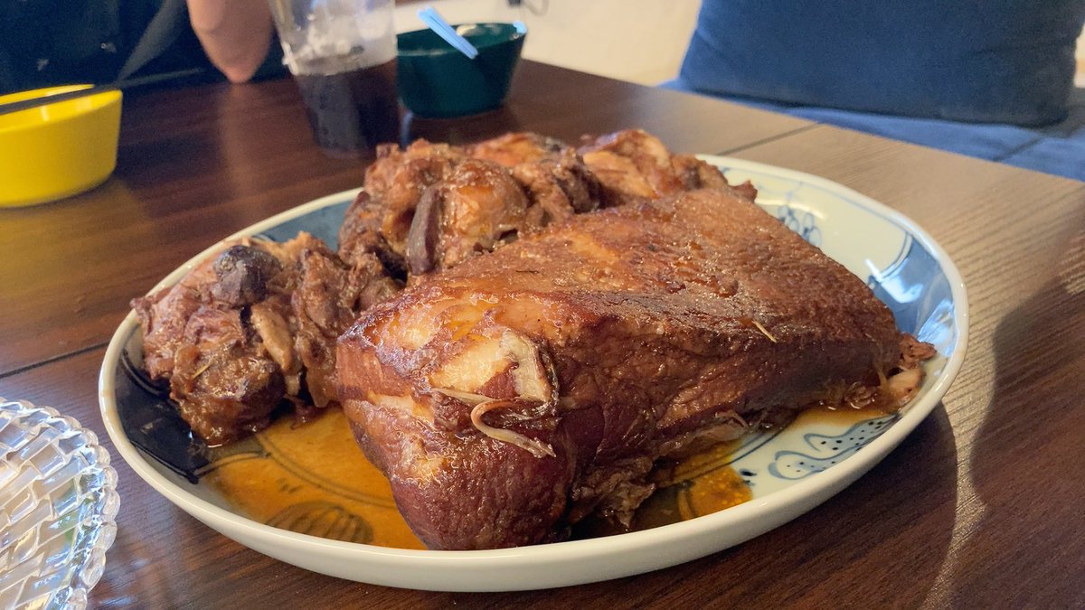 urake0n's tweet photo. 今日は友達んちで素晴らしき肉会🍖
美味い肉とワインだけとか贅沢すぎる https://t.co/G1rttCMAmV