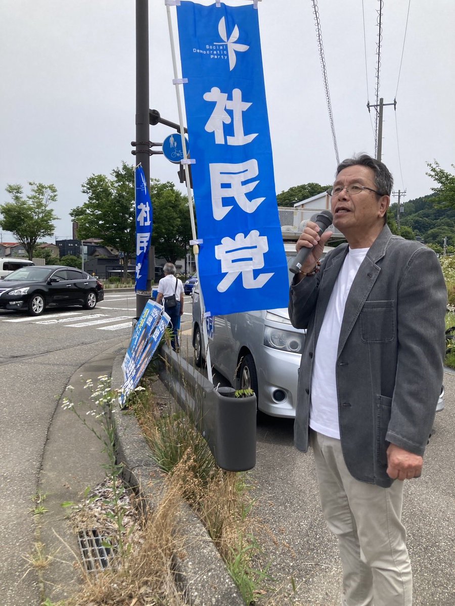 SDPishikawa1's tweet photo. 社民党県連合の県内キャラバン

先週6日に県連合第29回定期大会を終え、今日は社民党県連合の県内キャラバンを先々週の3区・能登地区に引き続き実施してきました。
1区・金沢市から2区・野々市市、白山市、小松市を、盛本県連合代表、森　副代表、山口幹事長、山本女性局長と副代表の私・清水の役員計5名が参加。金沢市内6ヵ所、白山市2ヵ所、野々市市、小松市各1ヵ所の計10ヵ所で、社民党の政策を訴えました。