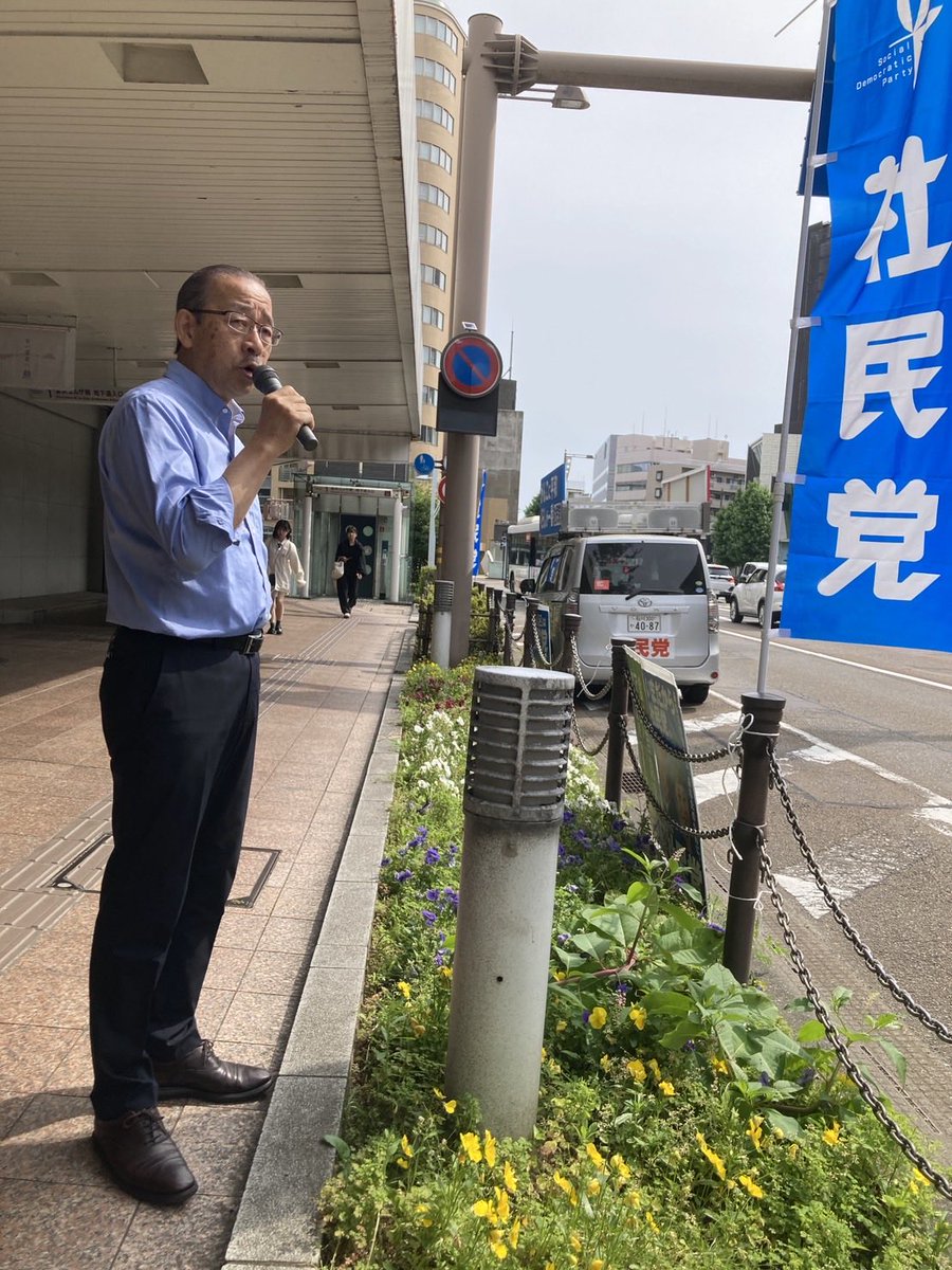 SDPishikawa1's tweet photo. 社民党県連合の県内キャラバン

先週6日に県連合第29回定期大会を終え、今日は社民党県連合の県内キャラバンを先々週の3区・能登地区に引き続き実施してきました。
1区・金沢市から2区・野々市市、白山市、小松市を、盛本県連合代表、森　副代表、山口幹事長、山本女性局長と副代表の私・清水の役員計5名が参加。金沢市内6ヵ所、白山市2ヵ所、野々市市、小松市各1ヵ所の計10ヵ所で、社民党の政策を訴えました。