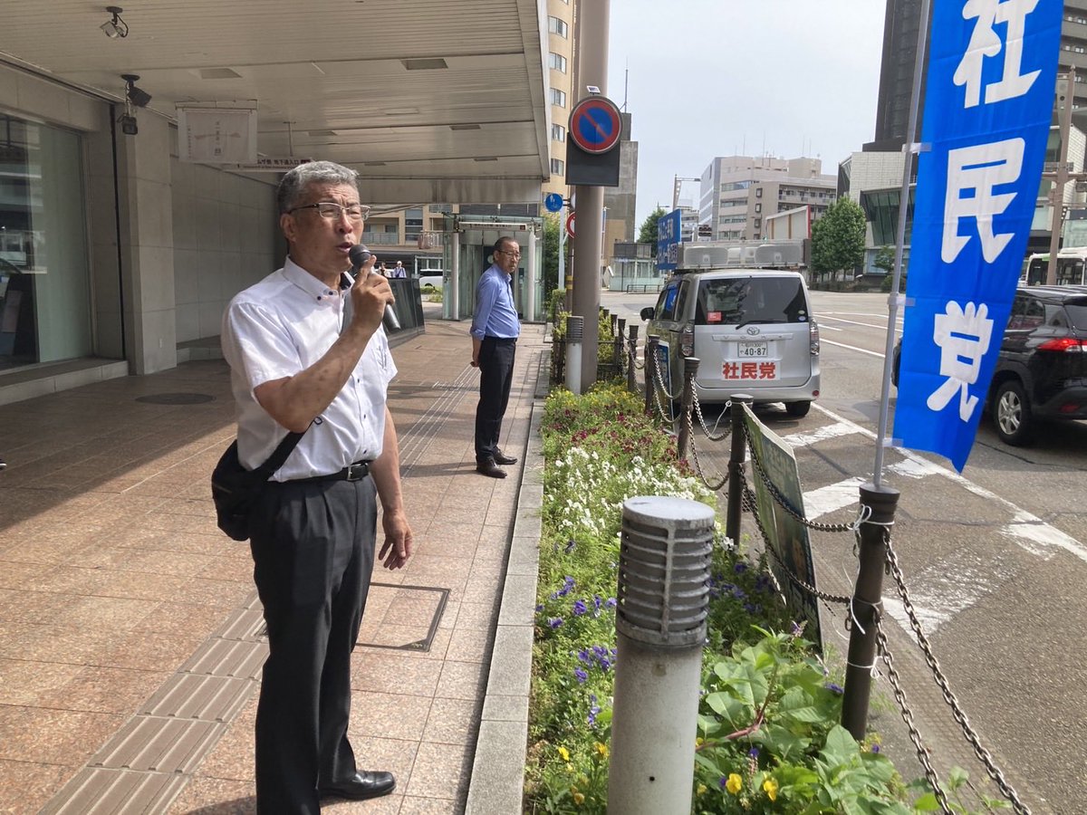 SDPishikawa1's tweet photo. 社民党県連合の県内キャラバン

先週6日に県連合第29回定期大会を終え、今日は社民党県連合の県内キャラバンを先々週の3区・能登地区に引き続き実施してきました。
1区・金沢市から2区・野々市市、白山市、小松市を、盛本県連合代表、森　副代表、山口幹事長、山本女性局長と副代表の私・清水の役員計5名が参加。金沢市内6ヵ所、白山市2ヵ所、野々市市、小松市各1ヵ所の計10ヵ所で、社民党の政策を訴えました。