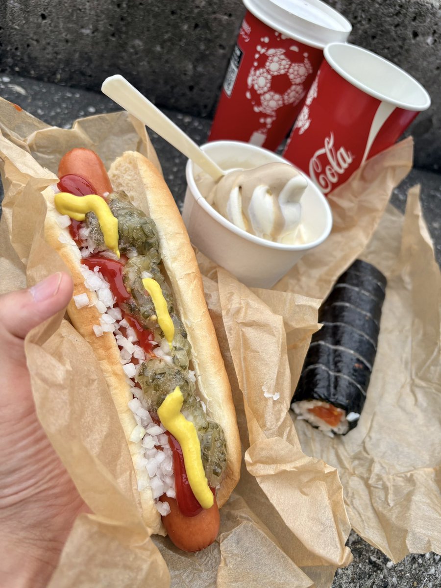 Donutz0331's tweet photo. 久々のCOSTCO楽しかったな！ドリンク付きで180円のホットドッグと、でっかいほうじ茶ミックスソフトを食したので晩飯はほとんど要らないかも…。ロティサリーチキンも朝飯も調達！きっとパンは半分冷凍だな！ https://t.co/M1hF7nU0RD