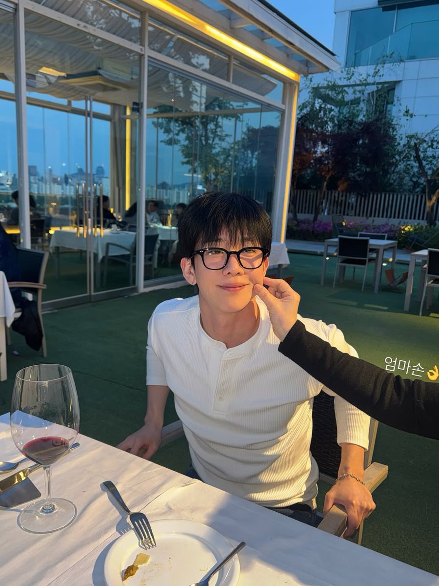 yaknowboutme's tweet photo. [260614] Byungjoo updated his Instagram 📸
.
That’s Mom Byungjoo’s hand🤏 So cute~ https://t.co/LAS9gmlxv9