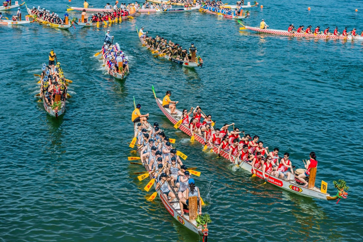 DescubrirCom's tweet photo. El 19 de junio de 2026, China celebra el Dragon Boat Festival: carreras de botes con proa de dragón, baños de flores aromáticas y bolas de zongzi. Una de las fiestas más intensas del calendario chino.
https://t.co/0gZ5hpgCuf https://t.co/0CJuLbvEK2