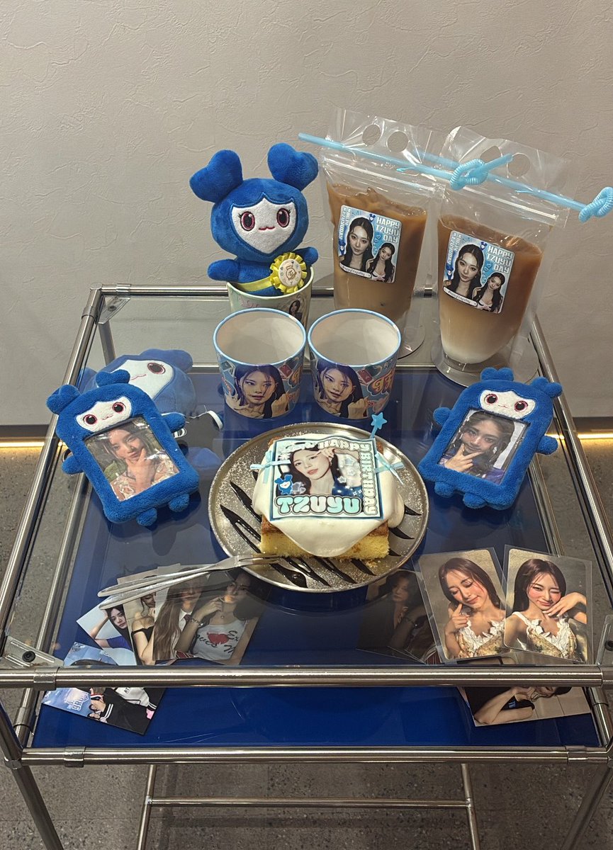 k_n_d_cha's tweet photo. 𝑯𝒂𝒑𝒑𝒚 𝑩𝒊𝒓𝒕𝒉𝒅𝒂𝒚~♡
ツウィちゃんお誕生日おめでとう🎉💙
ツウィちゃんのセンイルカフェ巡りとっても楽しかった🫶
ツウィちゃんにとって素敵な一年になりますように🌟
#tzuyu #tzuyubirthday #HappyTzuyuDay https://t.co/Gr6mJYCCP2