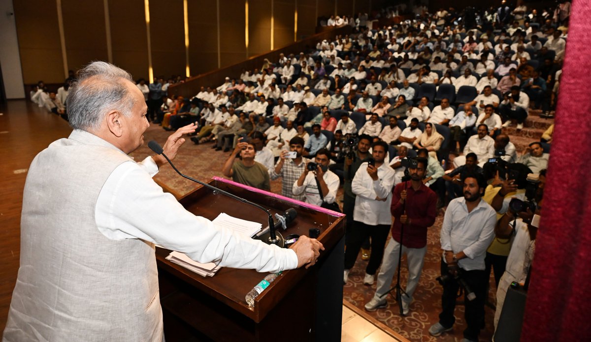 ashokgehlot51's tweet photo. जयपुर में मौलाना अबुल कलाम आज़ाद वेलफेयर सोसायटी राजस्थान द्वारा आयोजित 'नवाब दादा कायम खां शहीद दिवस एवं सम्मान समारोह' में शामिल हुआ।

मातृभूमि की रक्षा में अपना सर्वस्व न्योछावर करने वाले नवाब दादा कायम खां की वीरता और अमर बलिदान को कोटि-कोटि नमन।

कायमखानी कौम का इतिहास शौर्य, पराक्रम और अटूट देशभक्ति की मिसाल रहा है। 1965 और 1971 के युद्धों से लेकर कारगिल तक, इस वीर कौम के जाँबाज़ों ने देश की सीमाओं की रक्षा के लिए हमेशा आगे बढ़कर शहादत दी है। समाज के इस गौरवशाली अतीत और देशप्रेम पर पूरे प्रदेश को नाज़ है।
