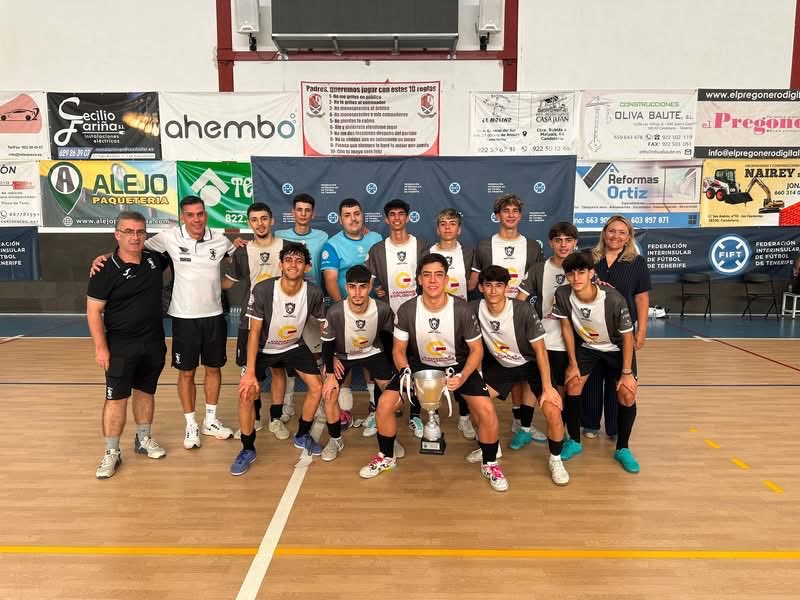 FIFTenerife's tweet photo. 🏆El @IberiaToscal se impuso al @ADDuggi en la Copa Federación Juvenil Futsal

🗣️El acto de entrega de trofeos contó con la presencia de la concejala de Educación y Juventud del Ayuntamiento de Candelaria, Maeva Tendero; y del directivo de la FIFT, Jorge Luis García. 

#SomosFIFT https://t.co/Kb5bbxTPyI