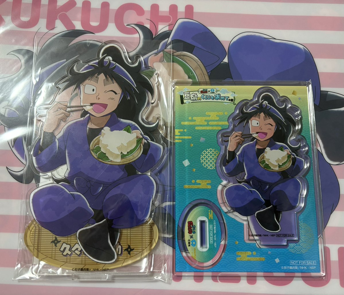 syafugomineet's tweet photo. 右▶︎抽選100名のアクスタ
左▶︎コラボ会期終了後、後出しで受注販売したアクスタ
抽選のアクスタのが小さいのどうなってんねん　普通逆じゃない？
しかも左のでかいのは1760円で誰もが買える
豆腐のくにまじあり得ない https://t.co/tYvvAswu8z