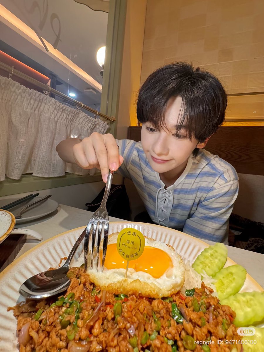 minniecloverr's tweet photo. น้องนายมาลงรูปใน xhs ค่ะ ก็คือเป็นรูปตอนที่มีคนบังเอิญเจอที่ปักกิ่งเยอะๆ เมื่อวันก่อน  🥰 น้องนายสดใสมาก + อาหารน่ากินทุกเมนูเลยคับ 

🍓 https://t.co/U9PFNrDud3

#นายท่านกรชิต #GaoQingchen #高卿尘 https://t.co/ktSUMY9g14