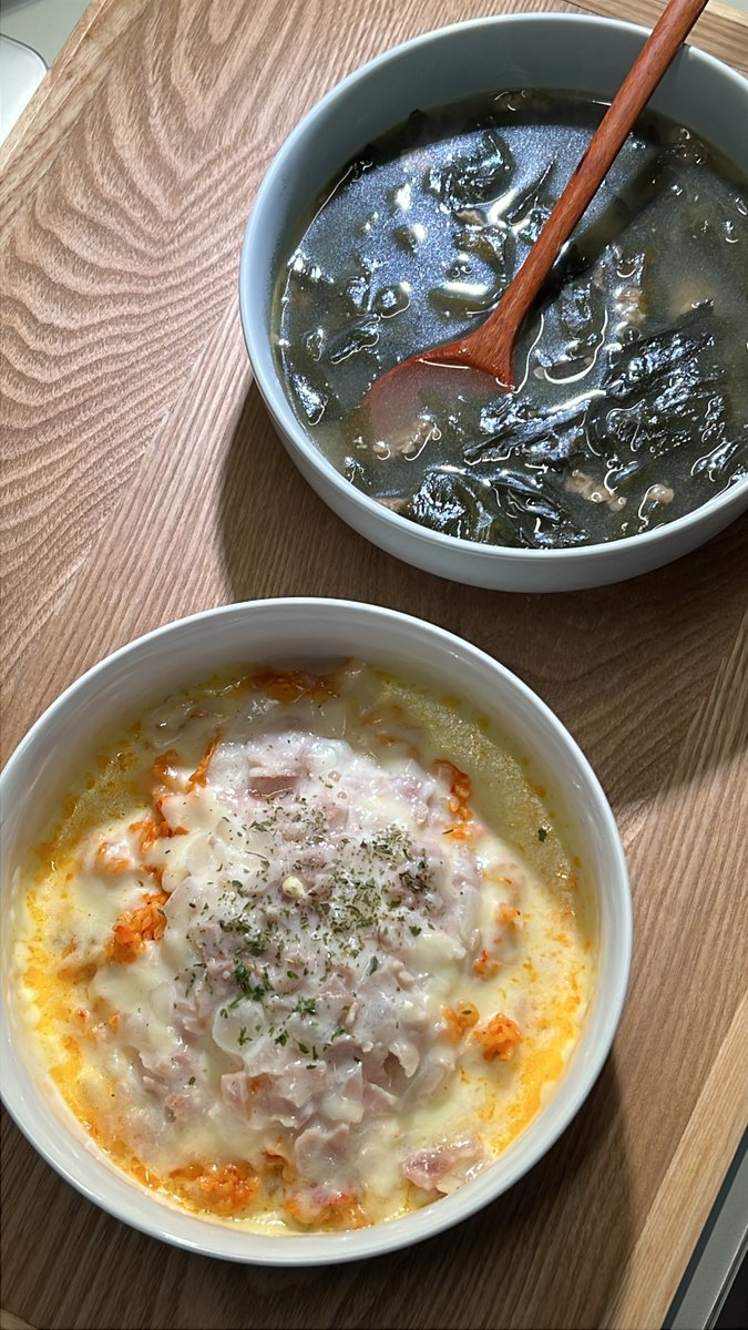 lifebyeating's tweet photo. 베이컨 김치볶음밥이랑 소고기 미역국 🍽️ https://t.co/w97YwszRIc