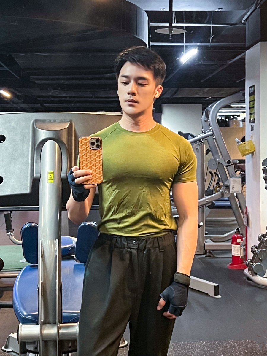 licsonsam88's tweet photo. Sunday 星期日 ☺️ ~ 晚上工作前 ⋯ 快衝一波健身房鍛鍊喔!🏋️ #SAM老師 #SAM愛運動 #SAMsports #movement #weighttraining #training #sportday #sporty #sports #sunday #sundayafternoon #life #gym #健身房 #星期日 #運動 #健身 #重訓 #生活 https://t.co/nG7IM8ViK5