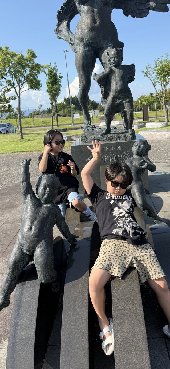 xx3696's tweet photo. 久しぶりなゆっくり日曜日休み。2人ともしれっと私のTシャツ着てるのウケる https://t.co/PkJSb2j7tk