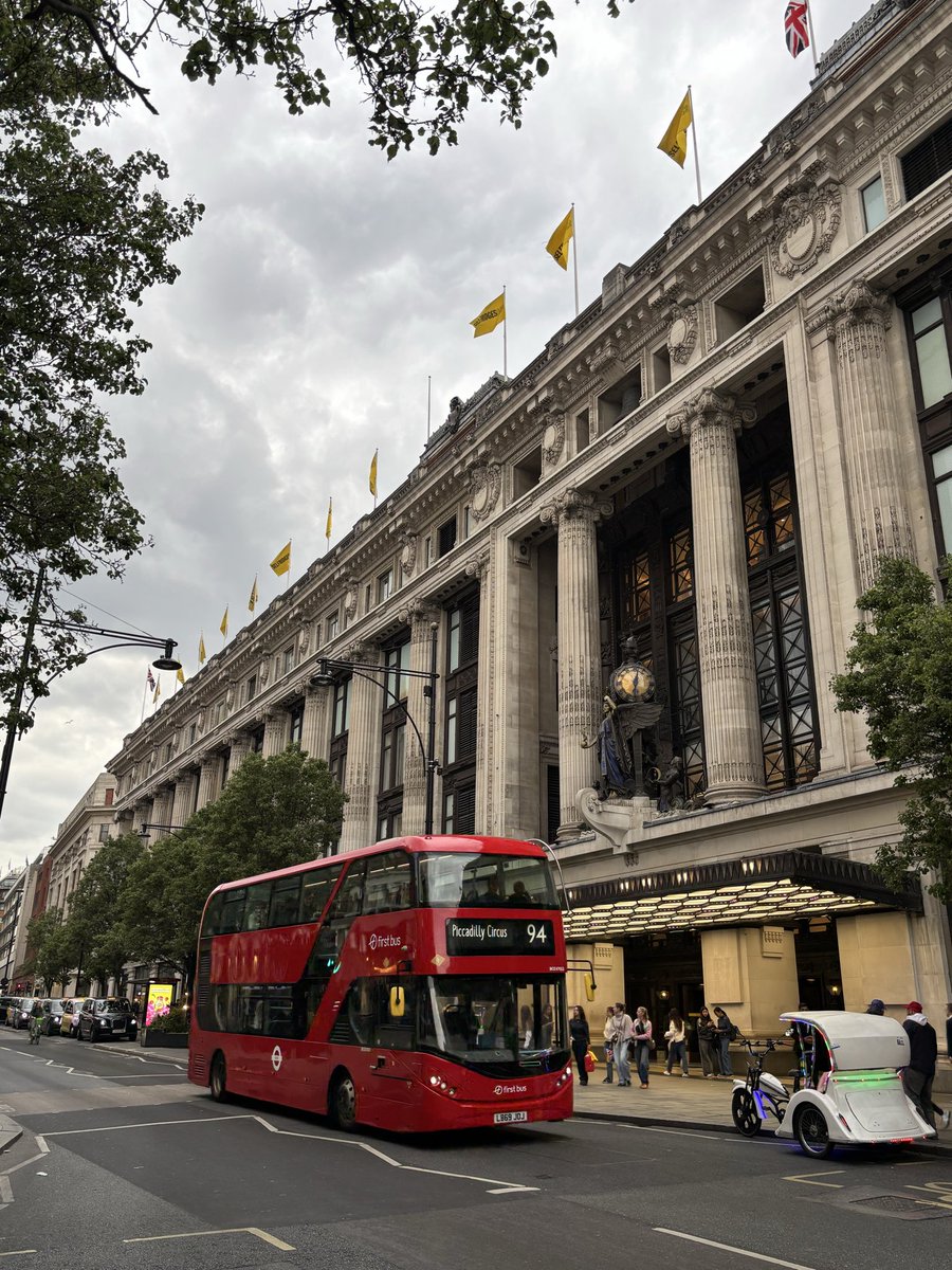 Eznosig's tweet photo. Dump Londres https://t.co/o8sv86zFs4