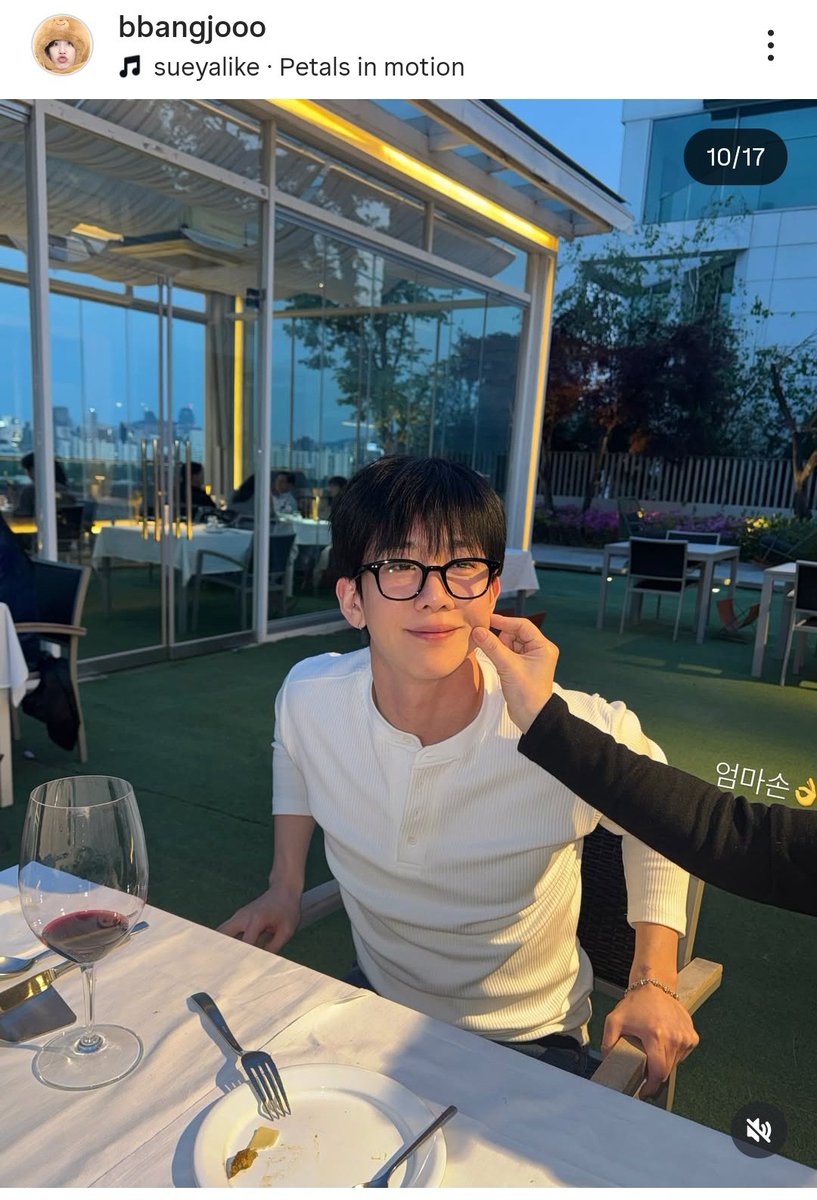 jaehonyan's tweet photo. putting the mom's hand on the photo so people wouldn't misunderstand LMAO https://t.co/Bc9Zl1lVX2