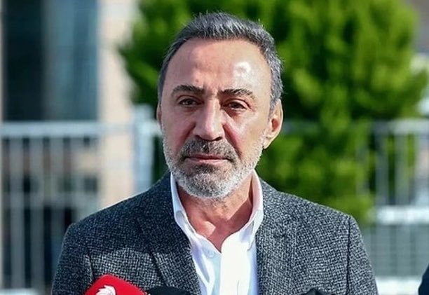 HaberReport's tweet photo. Kemal Kılıçdaroğlu'nun genel başkan yardımcısı Berhan Şimşek, Özgür Özel'e yönelik açıklamasında, "Biz CHP'de siyaset yaparken Özgür Özel Manisa'da eczanesinde eczane kalfası olarak reçete yazmaya uğraşıyordu. Özgür Özel, Manisa'daki eczanesinde kalçadan iğne yaparken kaç iğne kırdı bilmiyoruz" demişti.

Türk Eczacıları Birliği'nin açıklamayı kınamasının ardından Şimşek: 

"Hayatım boyunca emeğe, alın terine ve meslek onuruna saygı duydum. Sanatçı olarak da siyasetçi olarak da bunu savundum. Eczacılarımızı ve eczane çal��şanlarımızı hedef almak gibi bir düşüncem asla olmamıştır."