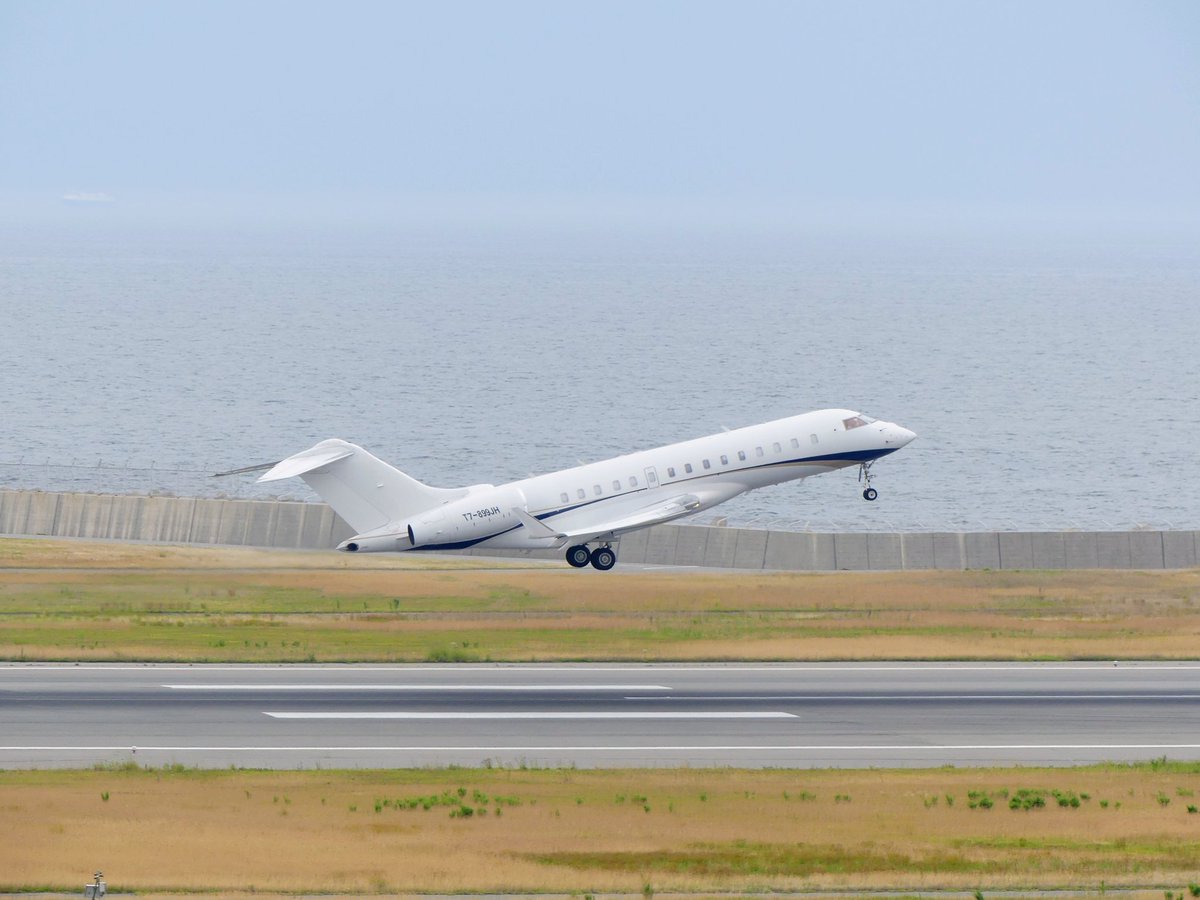 fz300us's tweet photo. 久しぶりに神戸空港で撮影
珍しいお客様に会えました

レジ番：T7-899JH
調べたらサンマリノ共和国登録の機体っぽいけど富豪が乗ってきたのかな？笑

#神戸空港
#UKB https://t.co/g00PqKCuJ9