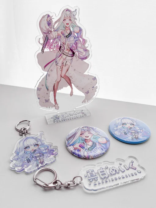 オルエゴ全員のアクスタ! 結構サイズ大きくて迫力あるし透明感すごい!きれい! 手元に自分が担当したイラストのアクスタがあるの初めてなので感動です…!!(撮影後大事にOPPに戻す…)(アクリルグッズって撮影難しいね…) めいくちゃんセットとあるちゃんセット