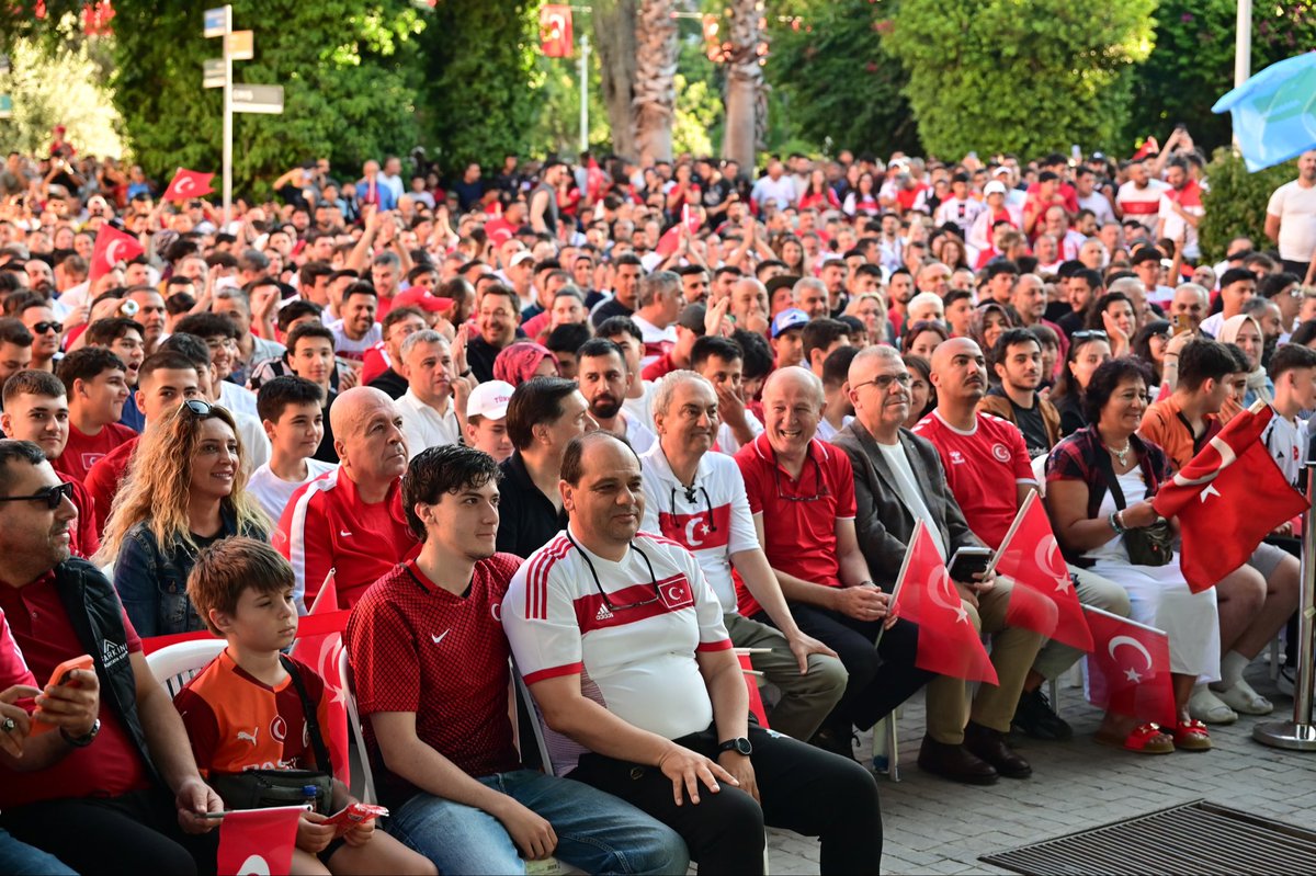 mesutkocagoztr's tweet photo. Milli Takımımızın Dünya Kupası heyecanı için Dokumapark’tayız. 

24 yıldır hasret kaldığımız Dünya Kupası’na yeniden katılan Bizim Çocuklar bizlere bu gururu yaşatıyor.

Binlerce hemşehrimiz ay yıldızlı formalarıyla bu coşkuya ortak oluyor. İnanıyorum ki ikinci yarı aradığımız golleri bulup kupaya iyi bir sonuçla başlayacağız. 🇹🇷