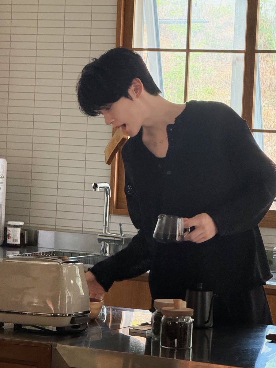 shbpics's tweet photo. zb1official instagram update #SUNGHANBIN https://t.co/YrJSMSseqE